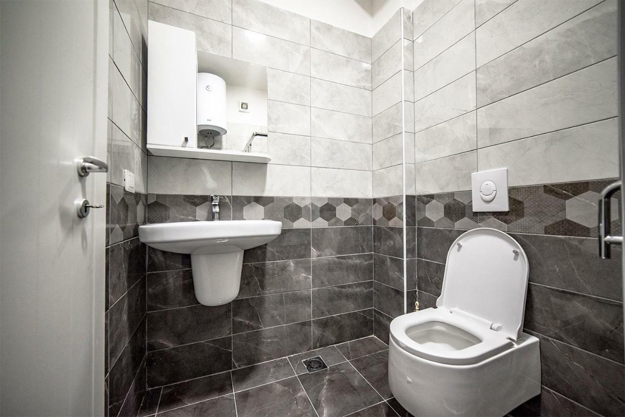 Royal Palace Aparthotel Lezhe Bagian luar foto
